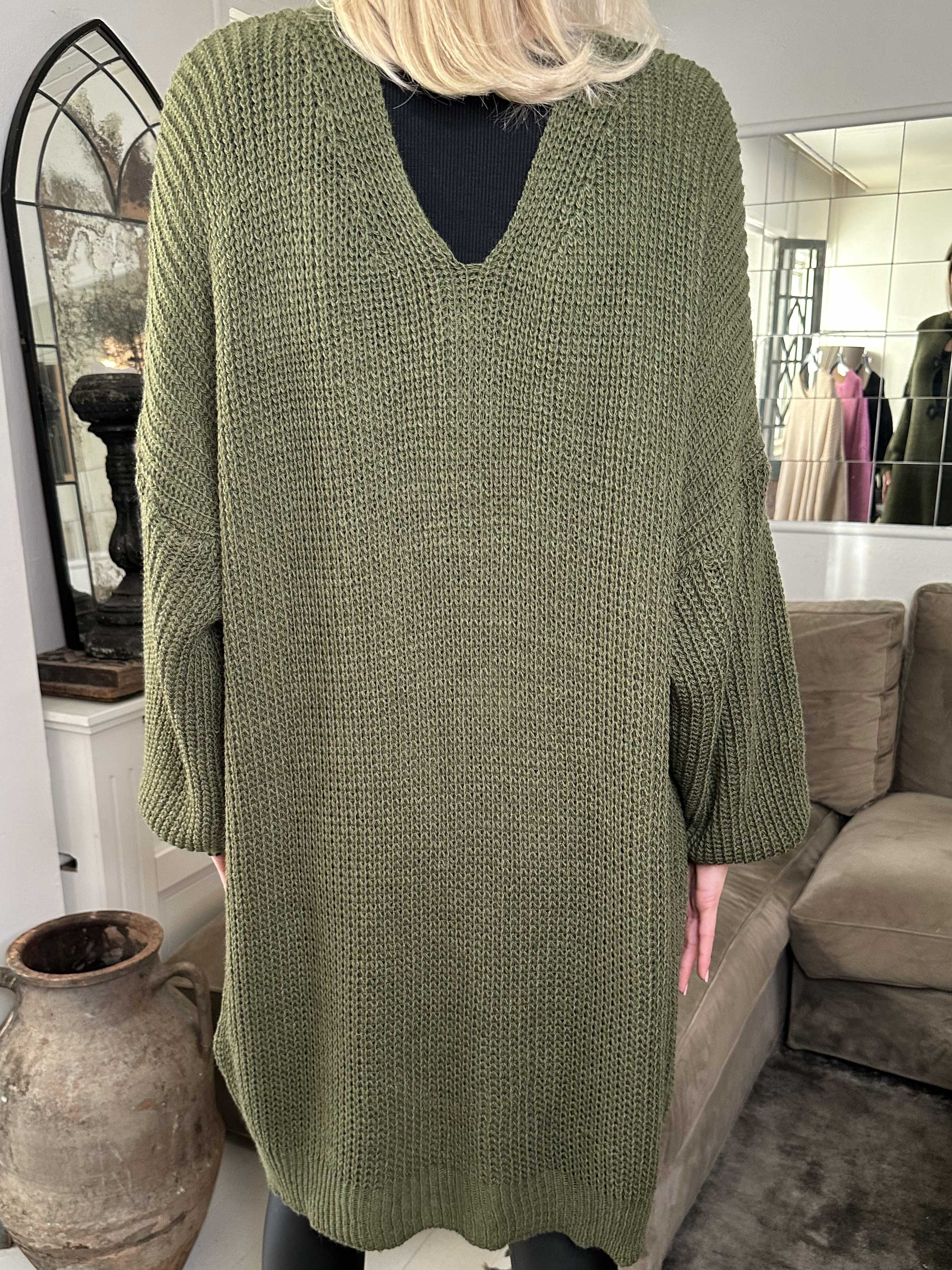 Diana - Fin stickad klänning med ballongärmar och rosetter